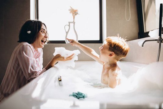 Inklusivausstattung-Inklusiv-Bad-Wohnen-Einrichten-Spiegel-Familie-Badewanne-Badezimmer-06